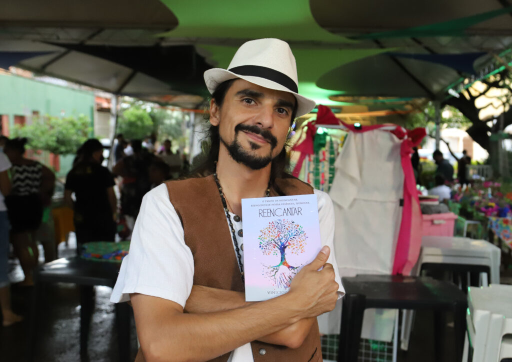 autor vinicioz bórba livro reencantar foto sará p silva reduz